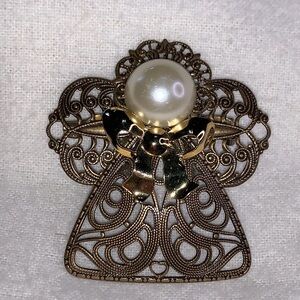 🌼Elegant Gold and Pearl Angel Brooch